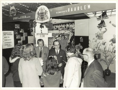 Wethouder P.W.Voskuilen van Sport en jeugdzaken als standwerker op de Haarlemse Voorjaarsbeurs in de Kennemer Sporthal. NL-HlmNHA 54003667