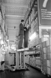 Wethouder Hamm opende eerste zelfbedieningsgroothandel Makro industriegebied Ams, Bestanddeelnr 921-8139
