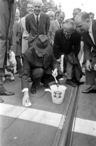 Wethouder Ham plakt op het Leidseplein de eerste eierkoeken, Bestanddeelnr 921-6836