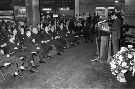 Wethouder Hamm opende eerste zelfbedieningsgroothandel Makro industriegebied Ams, Bestanddeelnr 921-8135
