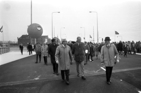 Wethouder mr J Bootsma stelt brug over Oosterdoksdoorgang in gebruik, Amsterda, Bestanddeelnr 925-1409 photo