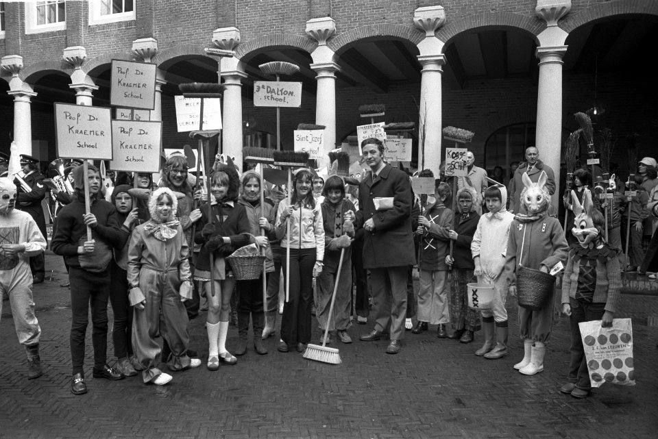 Wethouder mr drs A P J van der Eyden start actie Amsterdam paasbest , een v, Bestanddeelnr 926-3437