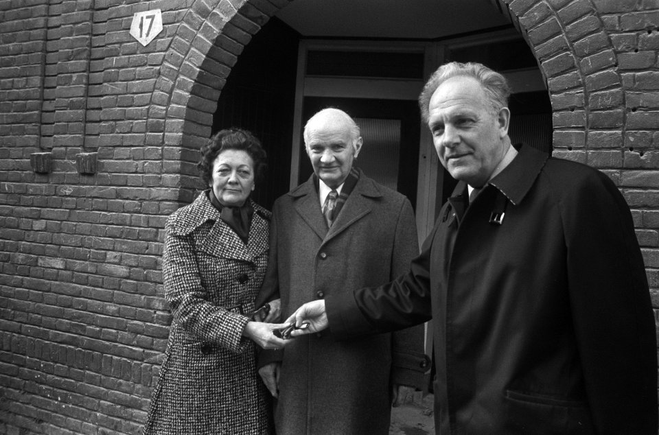 Wethouder Kuipers reikt eerste sleutel uit aan bewoners gerenoveerde woning in C, Bestanddeelnr 928-4233