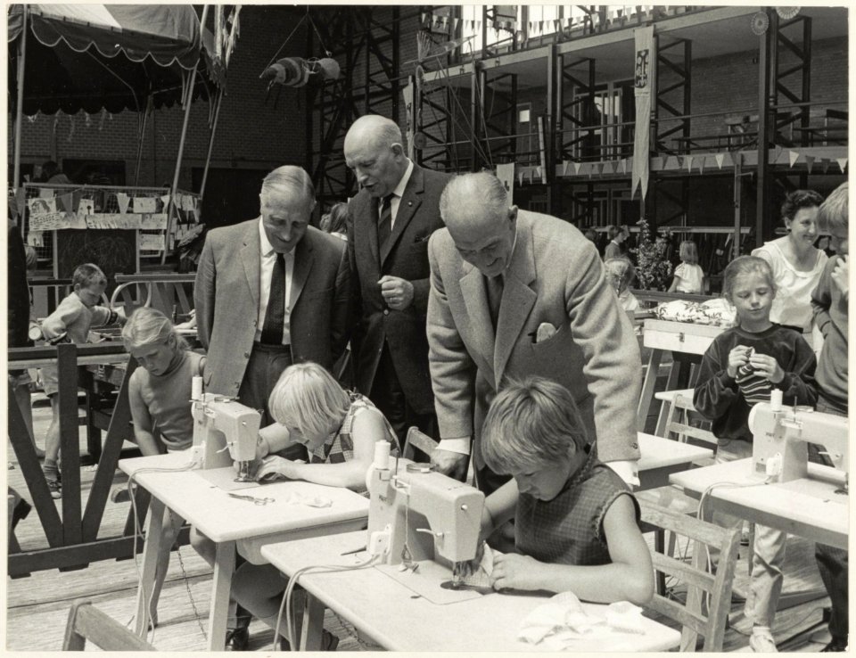 Wethouder Happé, gemeenteraadslid B.J.Thijssen en wethouder D.Spek op bezoek in Kennemer Sporthal waar de Stuif-Stuif plaatsvindt. NL-HlmNHA 54003650
