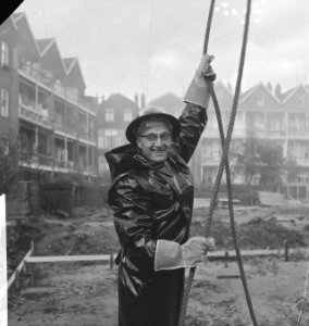 Wethouder R. Langerak heit eerste paal voor jeugdherberg aan de Rochussenstraat , Bestanddeelnr 913-1079