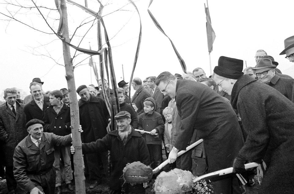 Wethouder R.J. de Wit plant 100.000 ste boom in Banne Buiksloot, Bestanddeelnr 918-9365