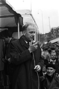 Wethouder Kuypers opent feestmarkt op Waterlooplein, Amsterdam nr. 7, 8, 9 wet, Bestanddeelnr 924-0064