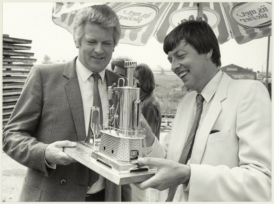 Wethouder Paul Captijn (r) en CBS directeur Peter Bouwens bij het heien van de eerste paal. NL-HlmNHA 54012255
