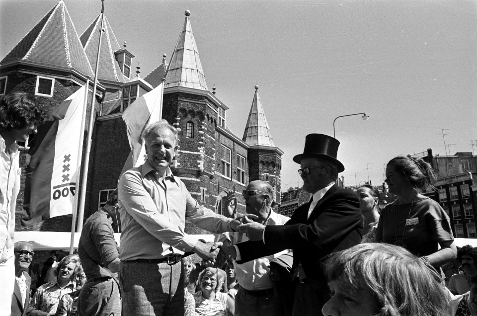 Wethouder Kuypers schudt de waagmeester de handen, Bestanddeelnr 928-0796
