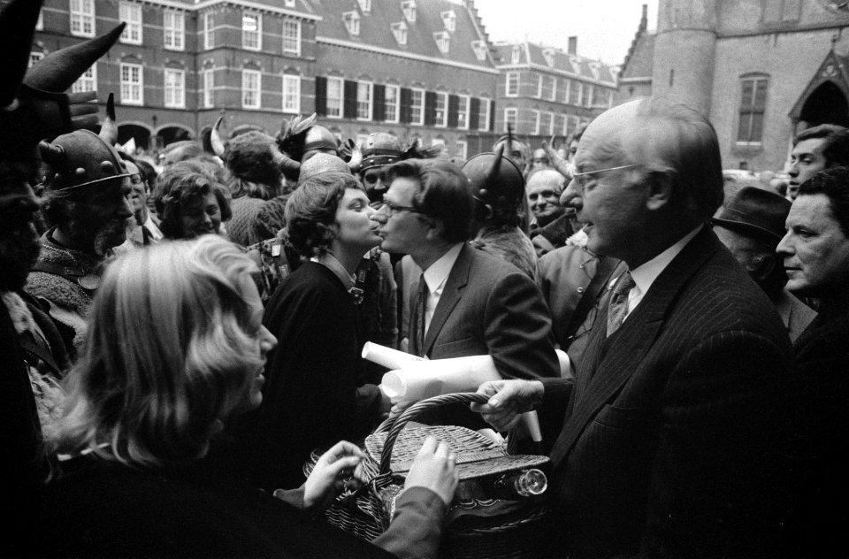Westerterp krijgt een kus, Bestanddeelnr 926-9851