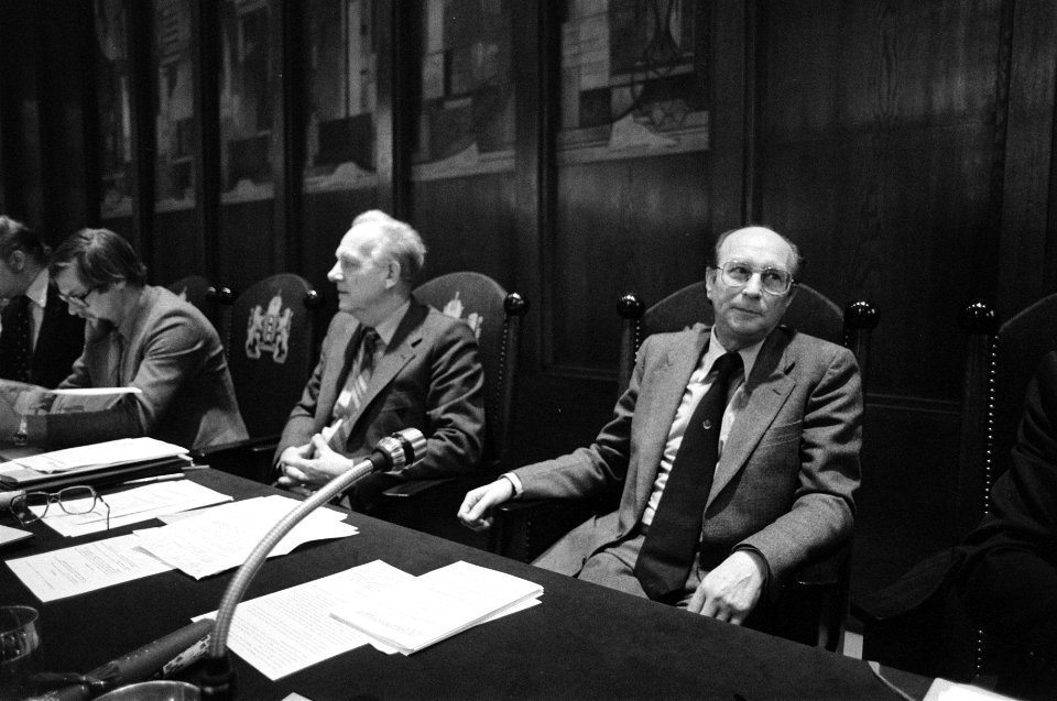 Wethouder Polak tussen collega wethouders, Bestanddeelnr 930-5719