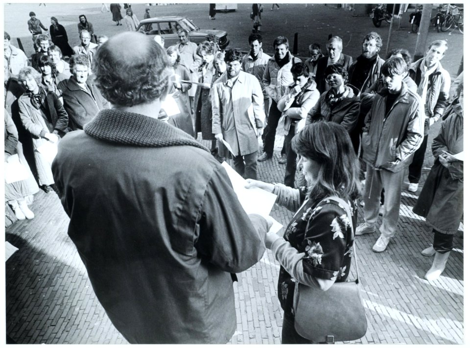 Wethouder L.van Son en deelnemers aan een onderwijsdemonstratie, NL-HlmNHA 5400464209