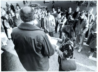 Wethouder L.van Son en deelnemers aan een onderwijsdemonstratie, NL-HlmNHA 5400464209