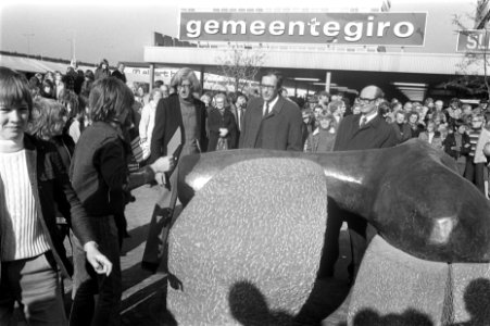 Wethouder Lammers (tweede van rechts) met Renze Hettema (derde van rechts), Bestanddeelnr 926-7856