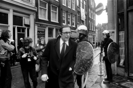 Wethouder Lammers bekijkt sloop in Nieuwmarkt Lammers verlaat buurt langs polit, Bestanddeelnr 927-8273