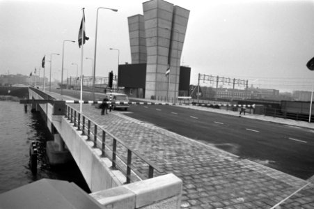 Wethouder mr J Bootsma stelt brug over Oosterdoksdoorgang in gebruik, Amsterda, Bestanddeelnr 925-1411 photo