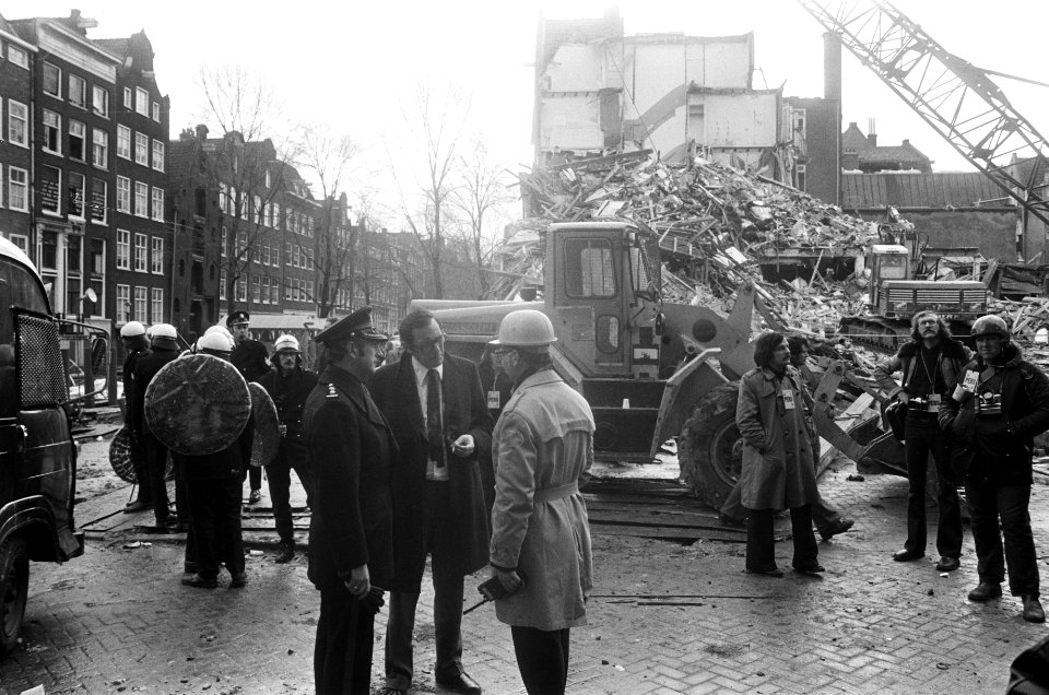 Wethouder Lammers bekijkt sloop in Nieuwmarkt wethouder Lammers bij sloopwerkza, Bestanddeelnr 927-8275