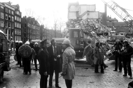 Wethouder Lammers bekijkt sloop in Nieuwmarkt wethouder Lammers bij sloopwerkza, Bestanddeelnr 927-8275