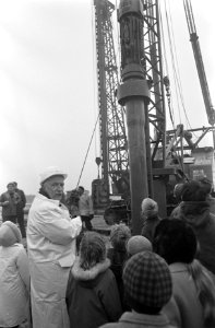 Wethouder P.J. Koets slaat eerste paal voor scholencomplex in Bijlmermeer in dee, Bestanddeelnr 922-1975