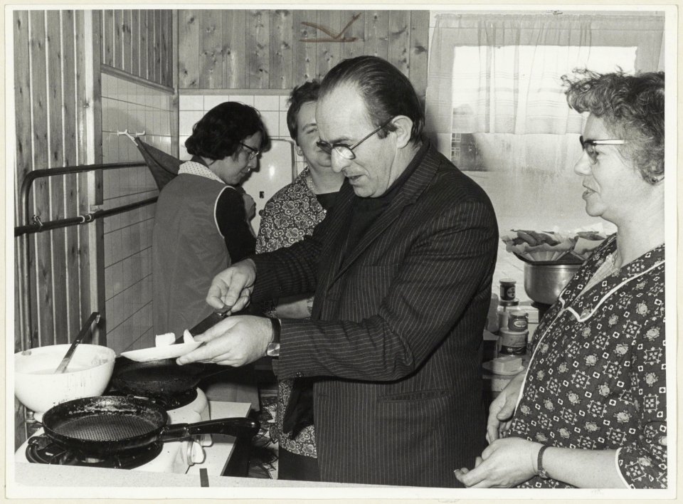 Wethouder P.W. Voskuilen bakt de eerste pannenkoek bij het 25-jarig bestaan van de speeltuinvereniging Vriendschap Zij Ons Doel. NL-HlmNHA 54003666