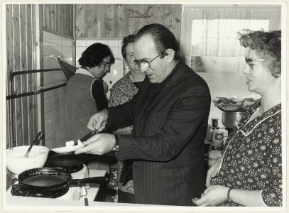 Wethouder P.W. Voskuilen bakt de eerste pannenkoek bij het 25-jarig bestaan van de speeltuinvereniging Vriendschap Zij Ons Doel. NL-HlmNHA 54003666