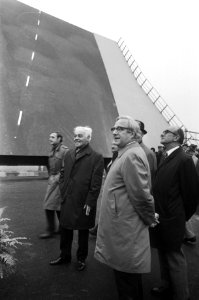 Wethouder mr J Bootsma stelt brug over Oosterdoksdoorgang in gebruik, Amsterda, Bestanddeelnr 925-1415 photo