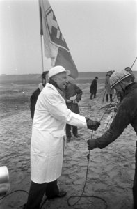 Wethouder P.J. Koets slaat eerste paal voor scholencomplex in Bijlmermeer in dee, Bestanddeelnr 922-1977
