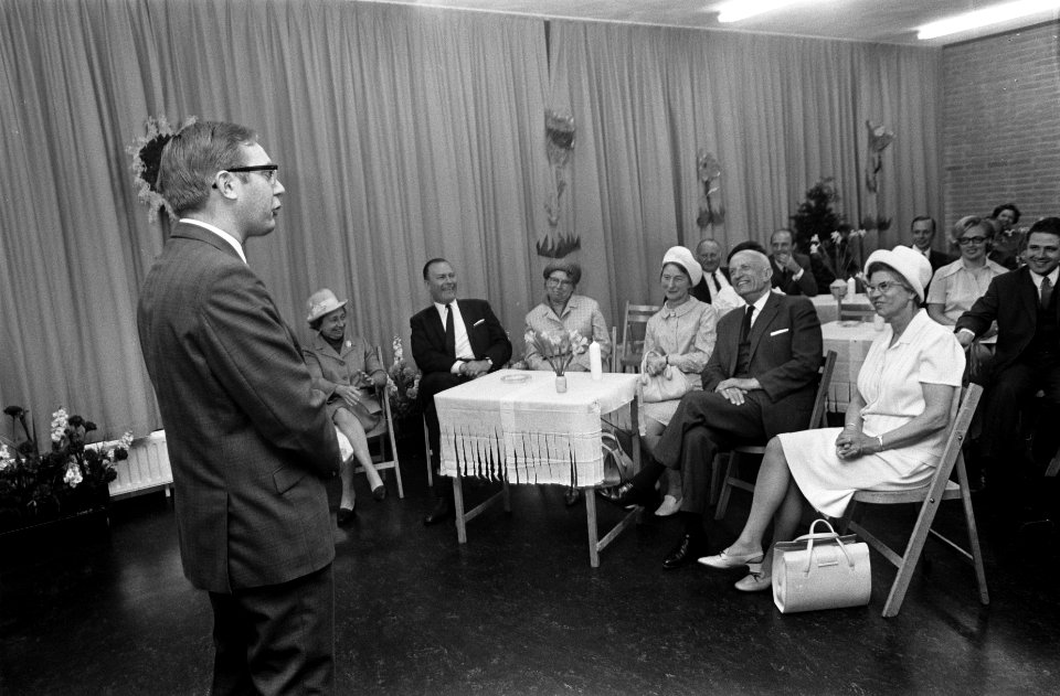 Wethouder P.J. Koets opent kleuterschool De Ganzebloem in Buiksloot Amsterdam , Bestanddeelnr 922-4873