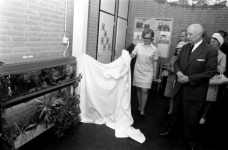 Wethouder P.J. Koets opent kleuterschool De Ganzebloem in Buiksloot Amsterdam , Bestanddeelnr 922-4871