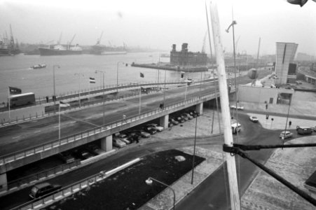 Wethouder mr J Bootsma stelt brug over Oosterdoksdoorgang in gebruik, Amsterda, Bestanddeelnr 925-1412 photo