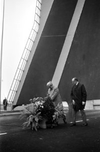 Wethouder mr J Bootsma stelt brug over Oosterdoksdoorgang in gebruik, A'dam, Bestanddeelnr 925-1408 photo