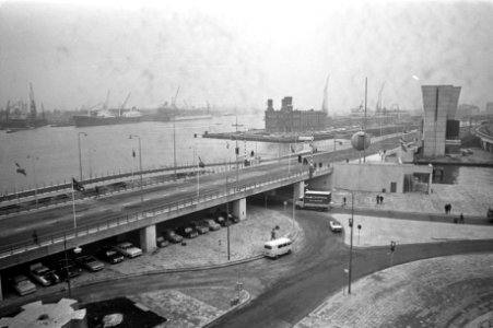 Wethouder mr J Bootsma stelt brug over Oosterdoksdoorgang in gebruik, Amsterda, Bestanddeelnr 925-1410 photo