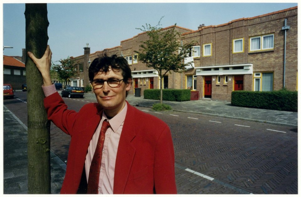 Wethouder Jan Haverkort voor het nieuwe woningbouwcomplex aan de Nijlstraat. NL-HlmNHA 54029713