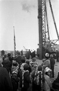 Wethouder P.J. Koets slaat eerste paal voor scholencomplex in Bijlmermeer in dee, Bestanddeelnr 922-1976
