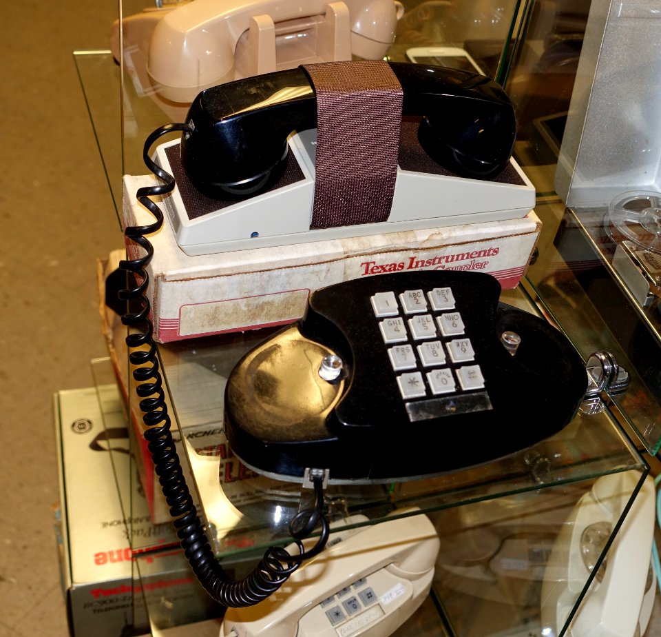 Western Electric Princess telephone with Texas Instruments Silent 700 Acoustic Coupler (modem) - Telephone Museum - Waltham, Massachusetts - DSC08239