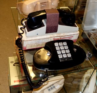 Western Electric Princess telephone with Texas Instruments Silent 700 Acoustic Coupler (modem) - Telephone Museum - Waltham, Massachusetts - DSC08239