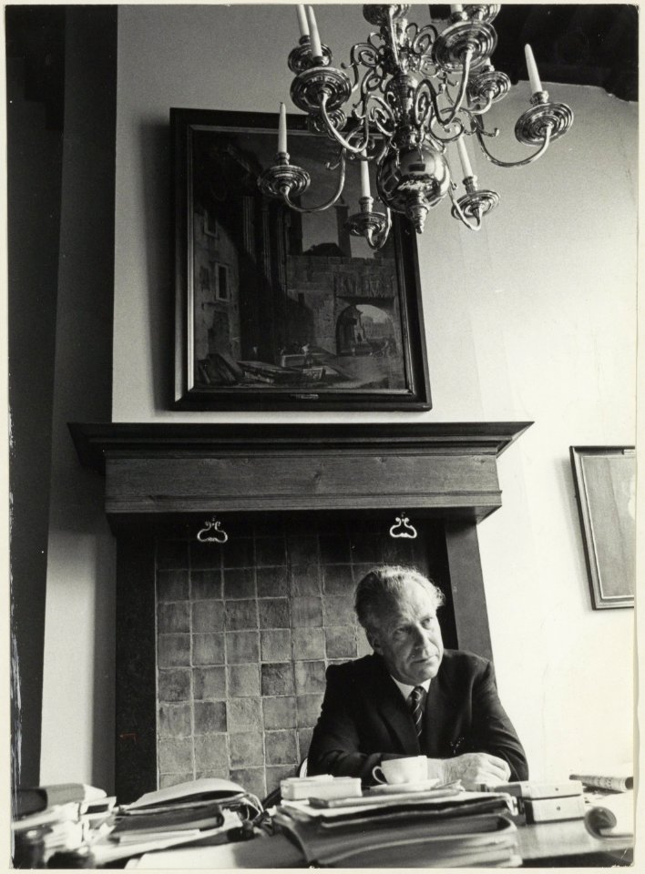 Wethouder D. Geluk in zijn werkkamer in het stadhuis. NL-HlmNHA 54003695