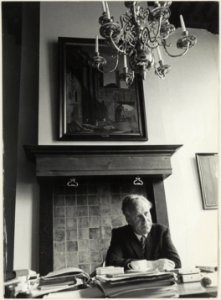 Wethouder D. Geluk in zijn werkkamer in het stadhuis. NL-HlmNHA 54003695