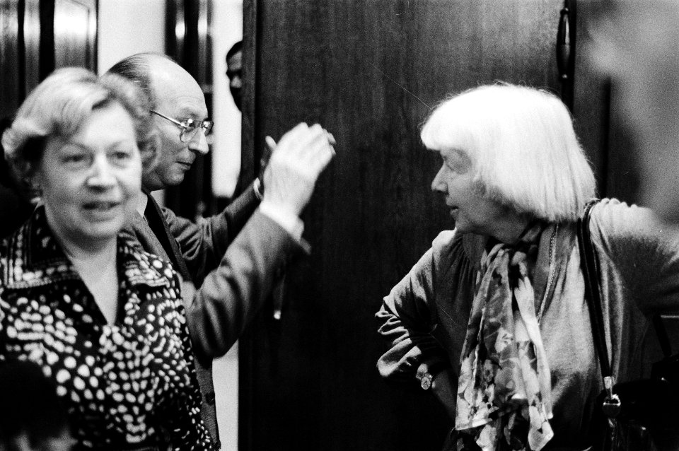 Wethouder Irene Vorrink (r) en haar opvolger de heer W. Polak, Bestanddeelnr 930-5509