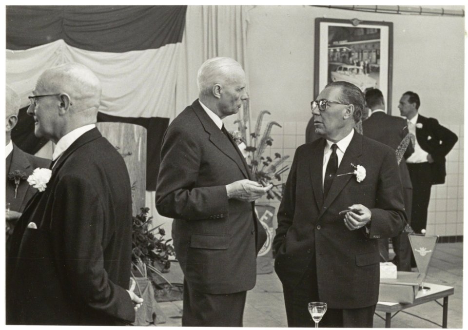 Wethouder J.A. Schippers (l) in gesprek met de directeur van de DAF, H. van Doorne na de opening van de Garage van de NAM, Leidsevaart 594, NL-HlmNHA 54034684