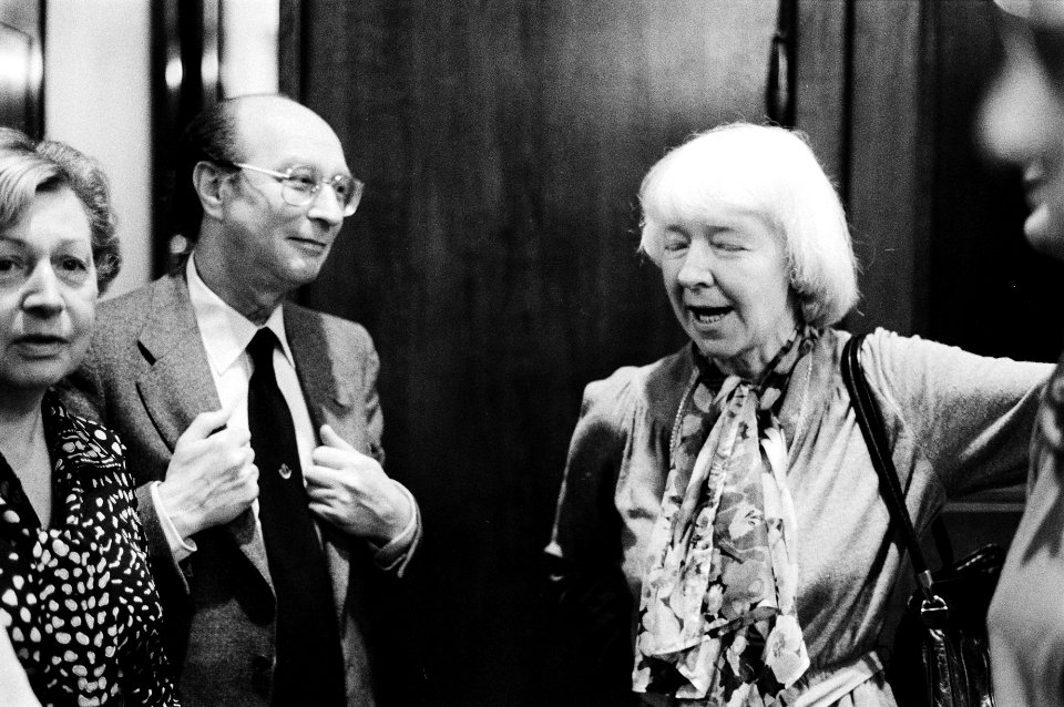 Wethouder Irene Vorrink (r) en haar opvolger W Polak, Bestanddeelnr 930-5508