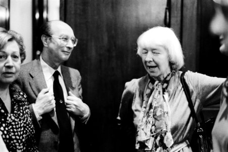 Wethouder Irene Vorrink (r) en haar opvolger W Polak, Bestanddeelnr 930-5508