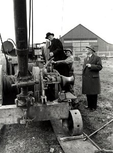 Wethouder J.A. Schippers, tijdens het slaan van de eerste paal voor de nieuwe broodfabriek van Vermaat (Paul Krugerkade 8). In J.A. Schippers, verzameling foto's van stadsgezichten, gebeurte, NL-HlmNHA 1478 25900 K 38