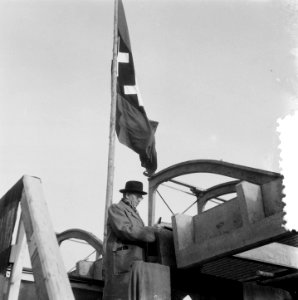 Wethouder B. Ram symbolisch onder de kap Vishal Amsterdam, Bestanddeelnr 906-1507