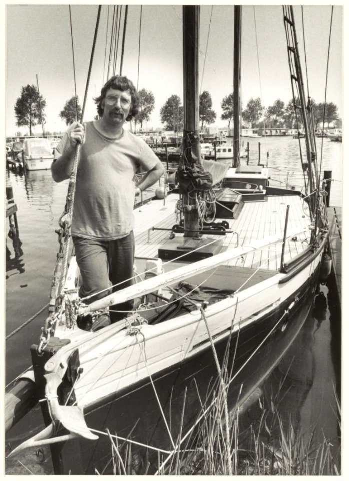 Wethouder Bert Bruijn op zijn engelse vrachtkottertje in de jachthaven aan de Spaarndamseweg. NL-HlmNHA 54023563