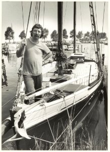 Wethouder Bert Bruijn op zijn engelse vrachtkottertje in de jachthaven aan de Spaarndamseweg. NL-HlmNHA 54023563