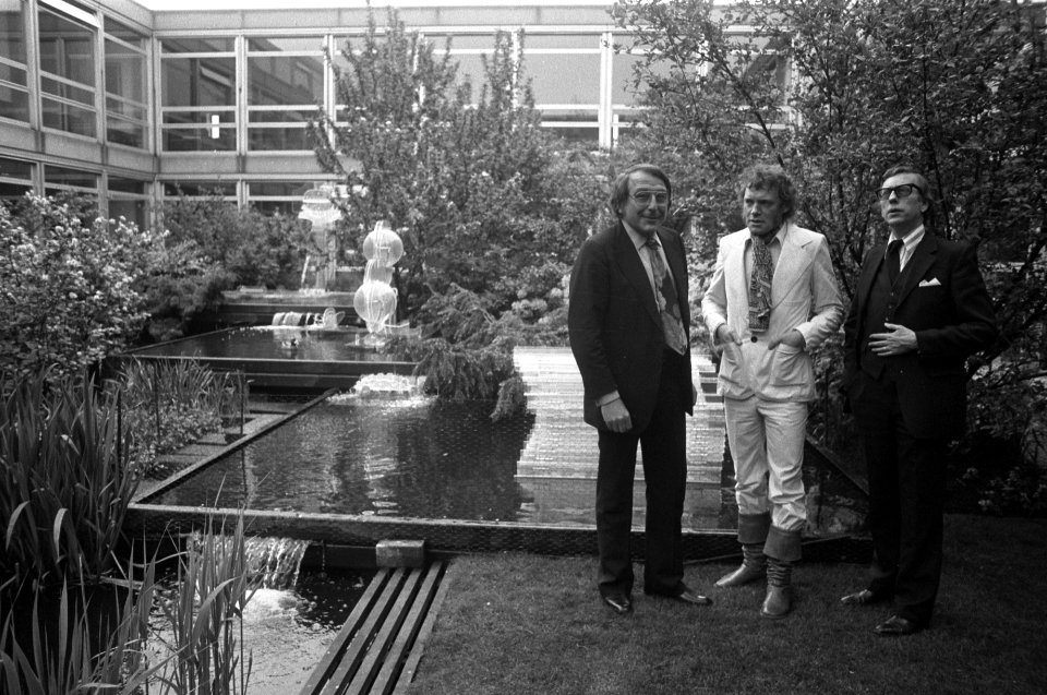 Wethouder Brautigam onthult plastiek bij Turmac in Amsterdam. v.r.n.l wethouder , Bestanddeelnr 927-1850