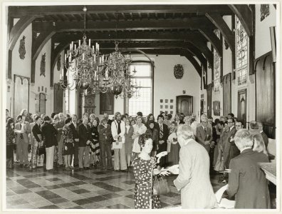 Wethouder D.J.A. Geluk reikt in de Gravenzaal prijzen uit aan deelnemers van het Orgelfestival. NL-HlmNHA 54003570