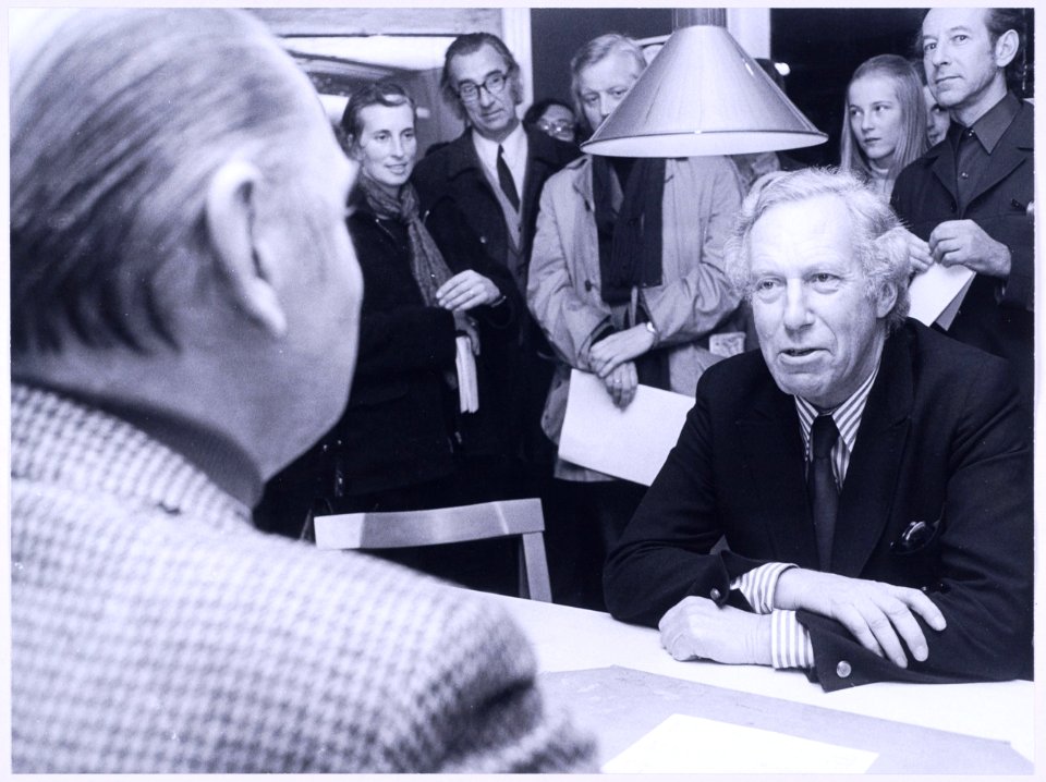 Wethouder D.J.A. Geluk bij de opening van de Wetswinkel, in gesprek met de beheerder, NL-HlmNHA 5400464215