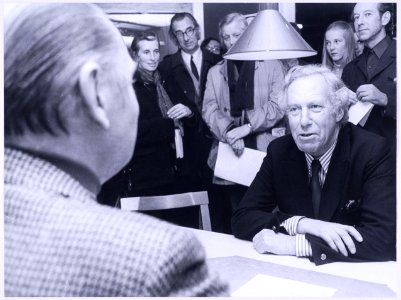 Wethouder D.J.A. Geluk bij de opening van de Wetswinkel, in gesprek met de beheerder, NL-HlmNHA 5400464215
